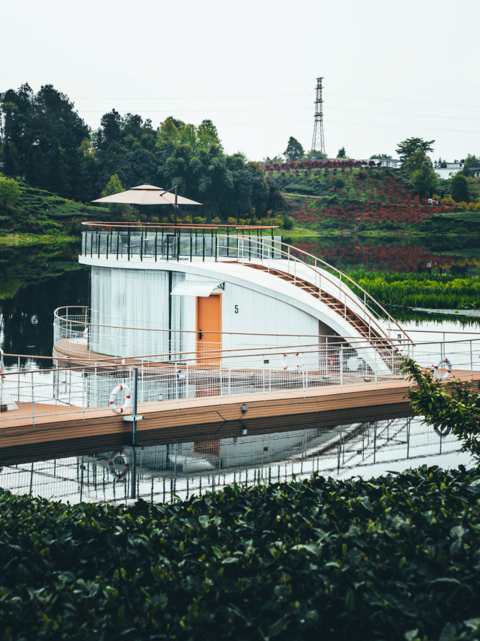 民宿:渔宿水上漂浮酒店 地点:四川省雅安市名山区月亮湖景区