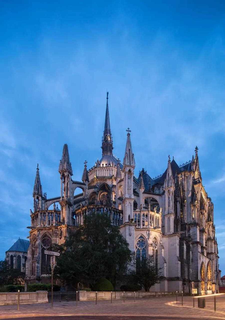 自驾抵达兰斯(reims)已是九点多,正式拍夜景的最佳时刻.