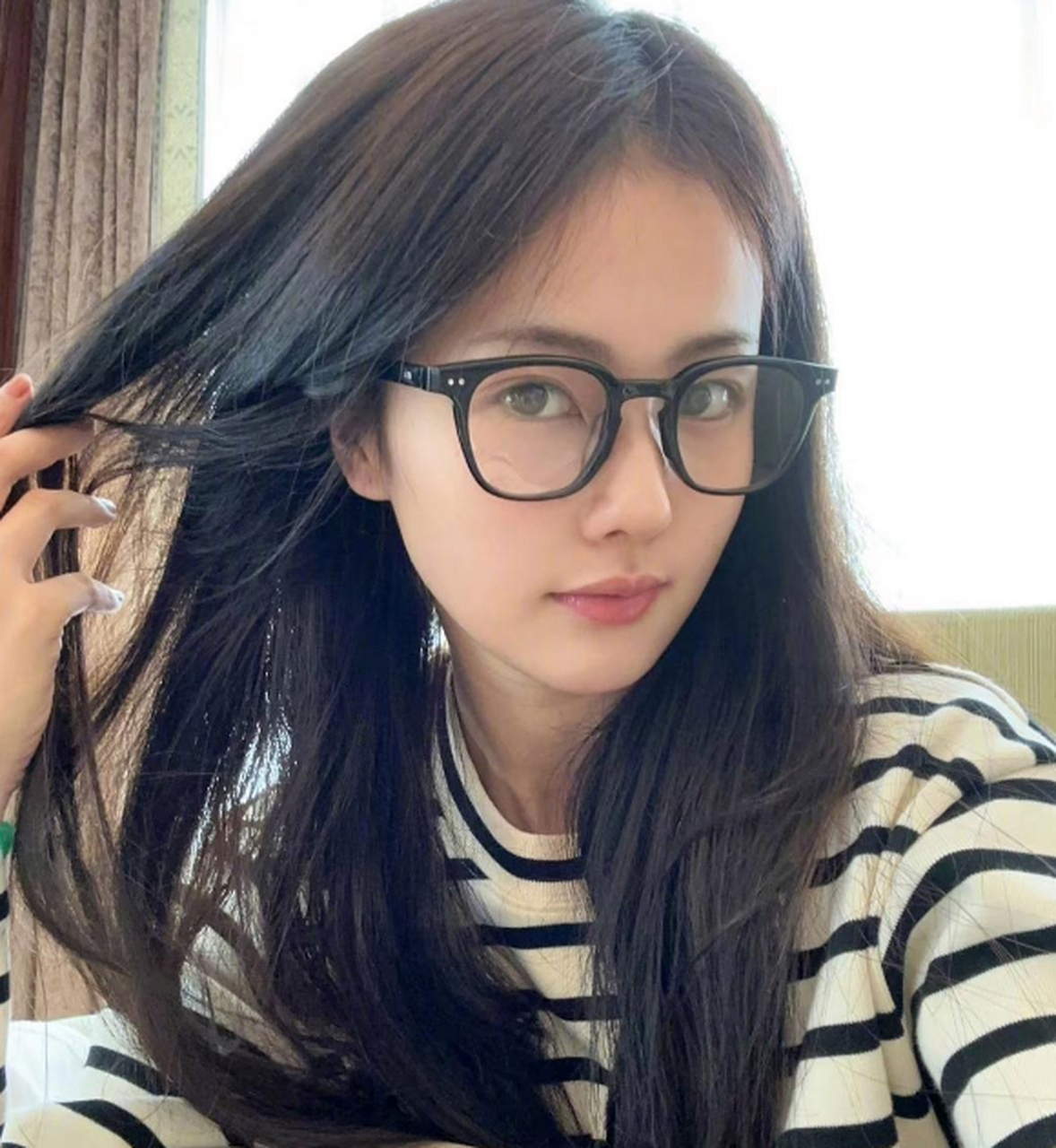 白鹿晒素颜照太减龄,戴上黑框眼镜更是一副乖乖女的样子.