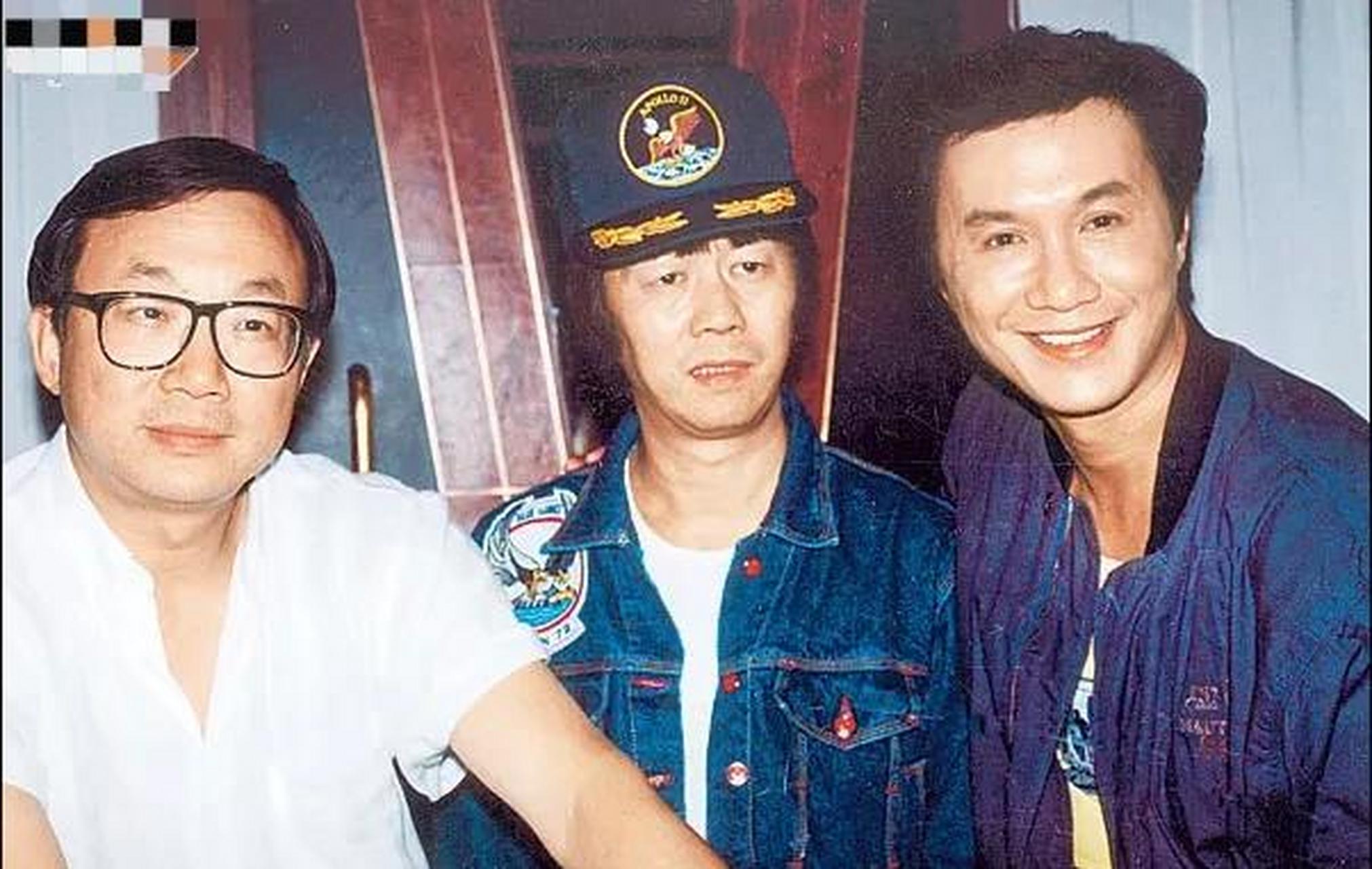 《豪门夜宴》中有这么一幕,周星驰和许冠文同坐一桌在争抢一块鸡肉.