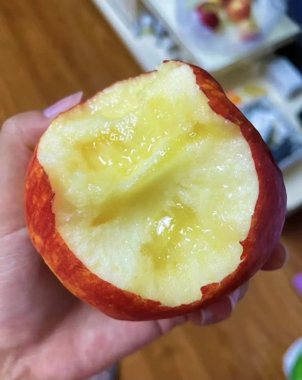 我在网上买了一箱云南昭通的丑苹果,事先还说苹果可能外观有点丑,我也