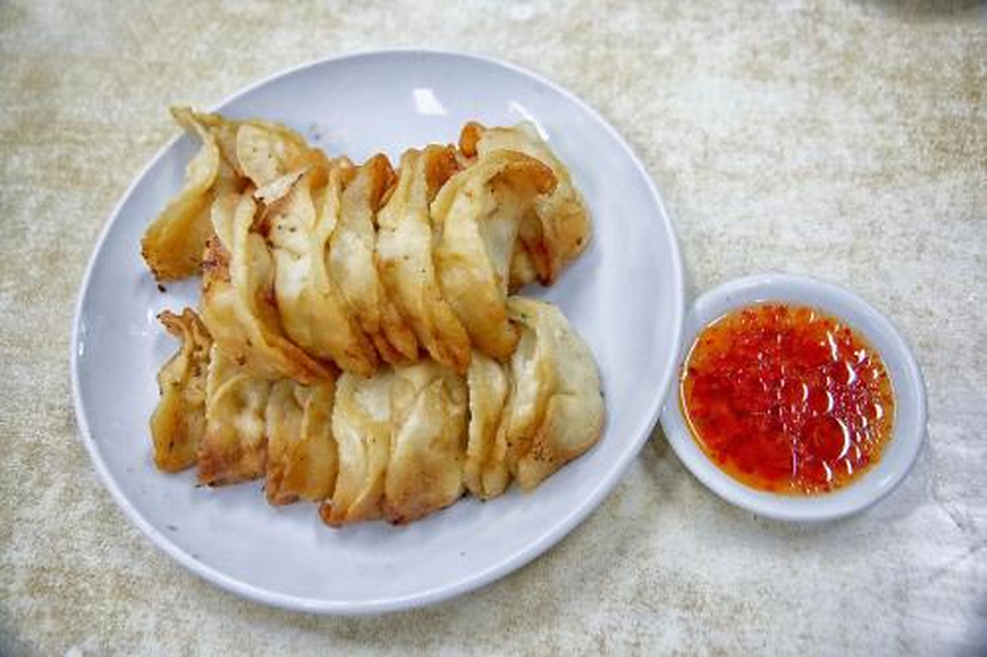 锅饺,做法上有点类似北方的煎饺,也算是长沙的一大特色,其中以向群