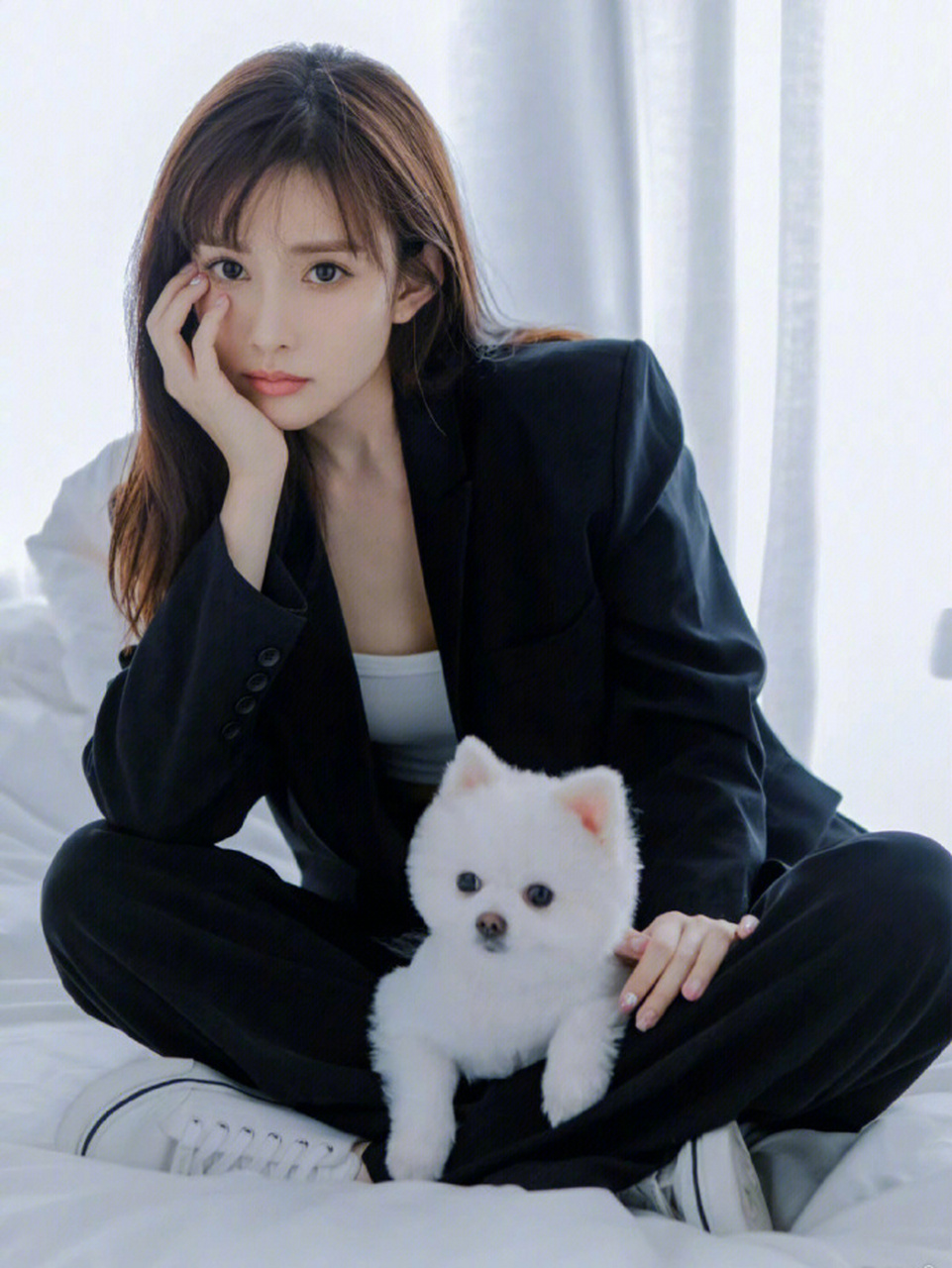 星闻#  孟子义居家休闲写真, 人漂亮,狗狗也很可爱! #孟子义