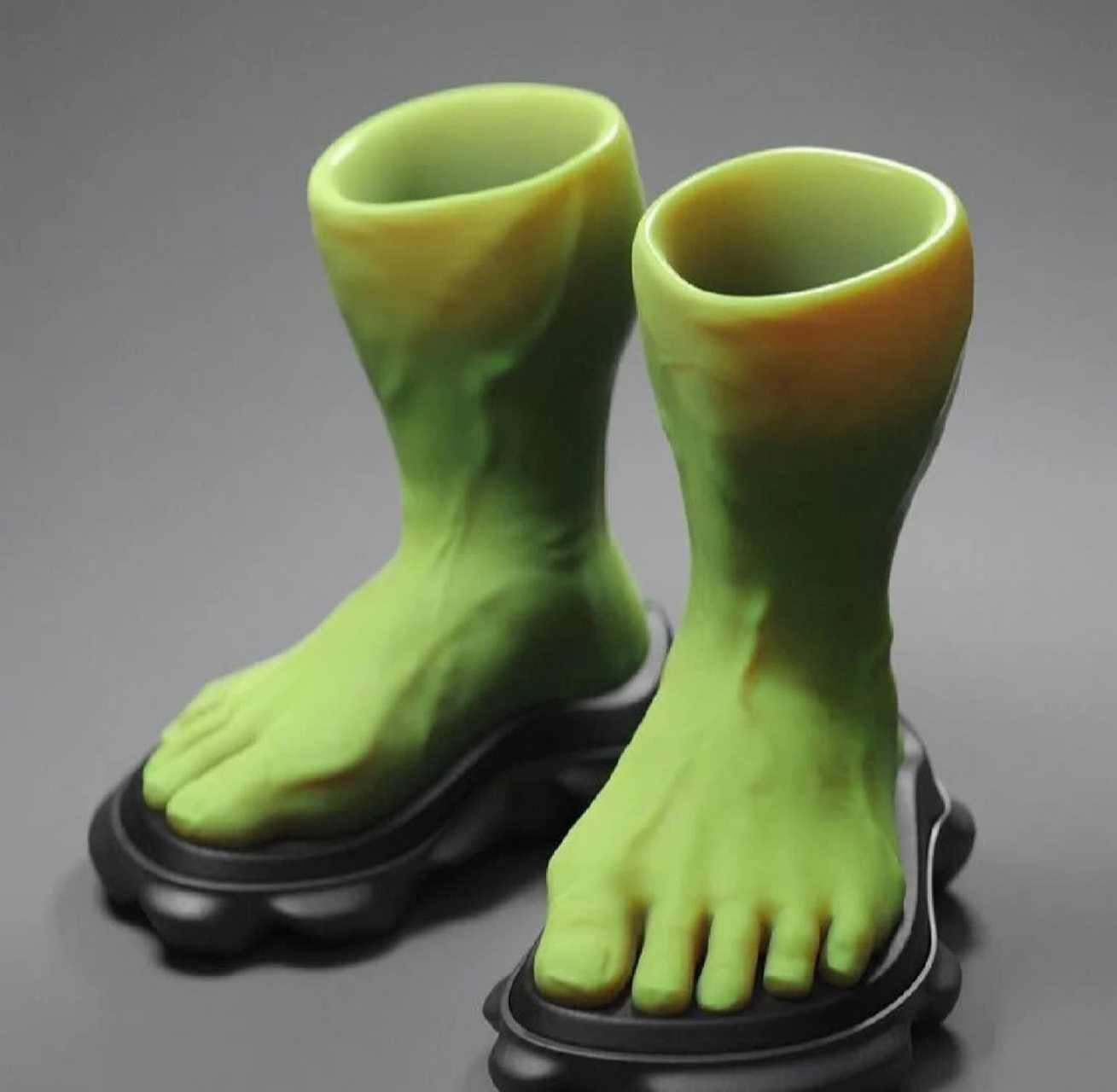 绿巨人,你会穿这双鞋吗?[大笑][大笑]#搞笑