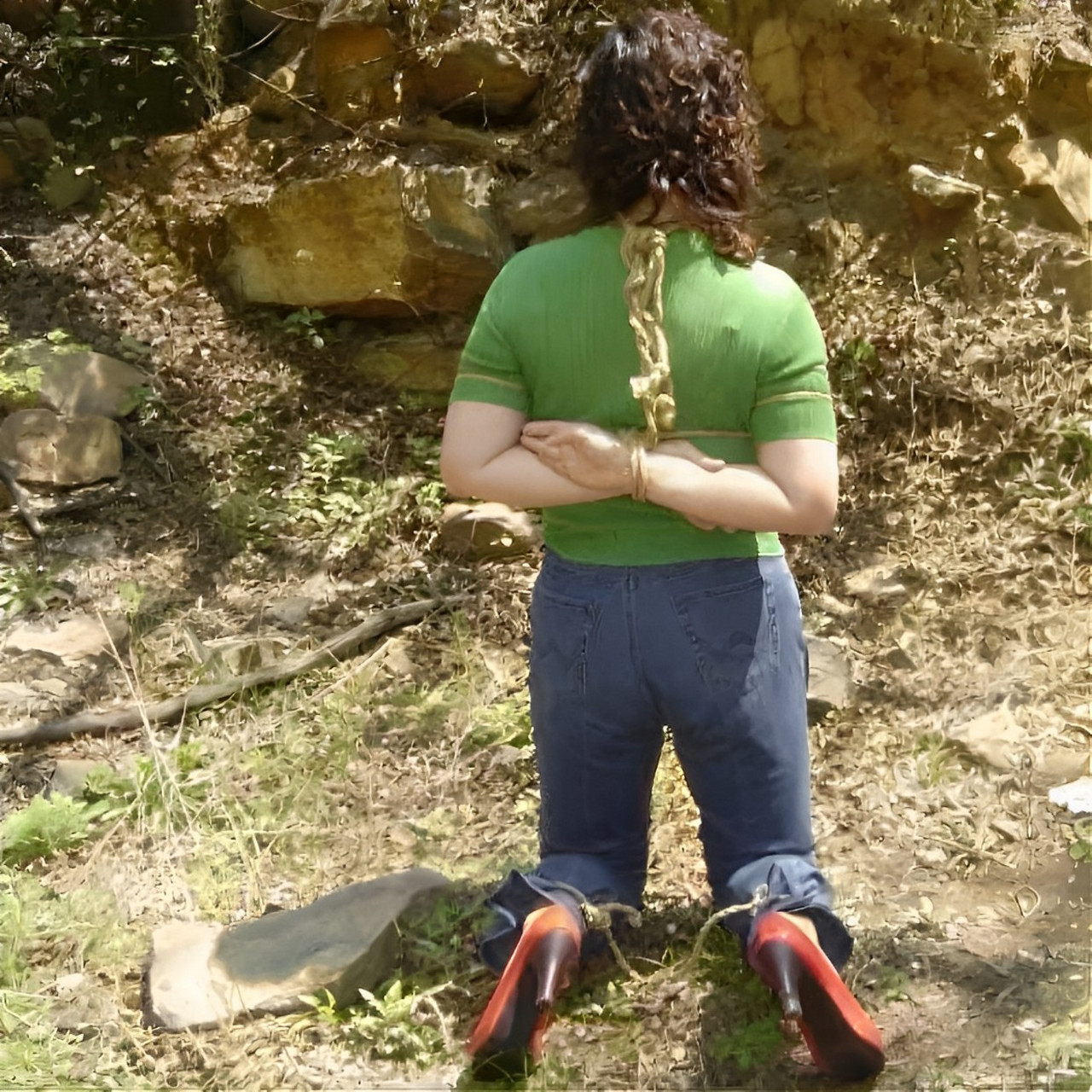 上世纪90年代,一名女囚被绳子捆绑的照片.