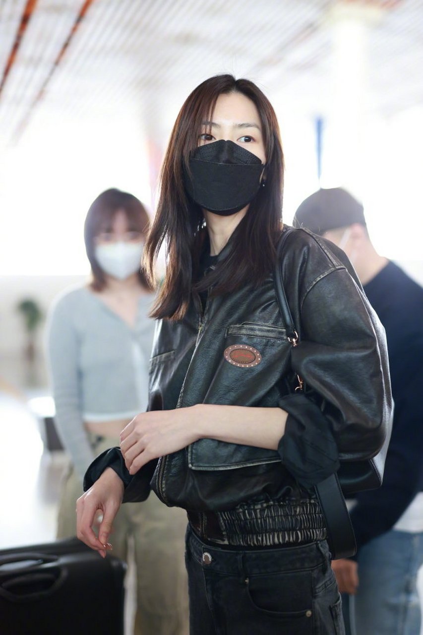 刘雯机场街拍,皮夹克搭配牛仔裤,运动鞋简单舒适同时又不失时髦感!