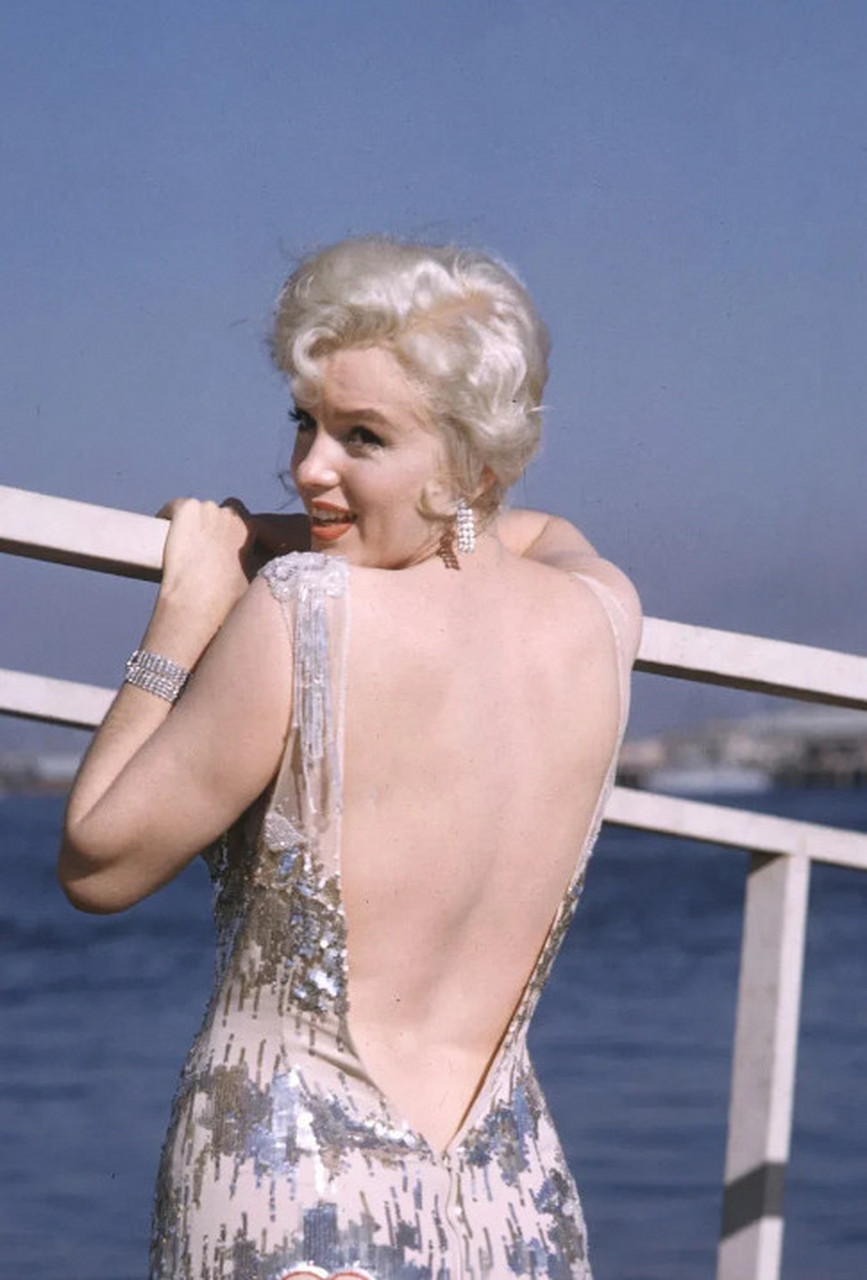 1991年7月6日下午,38岁的邓丽君坐泰国航空飞机赴日本,这身材与当年的