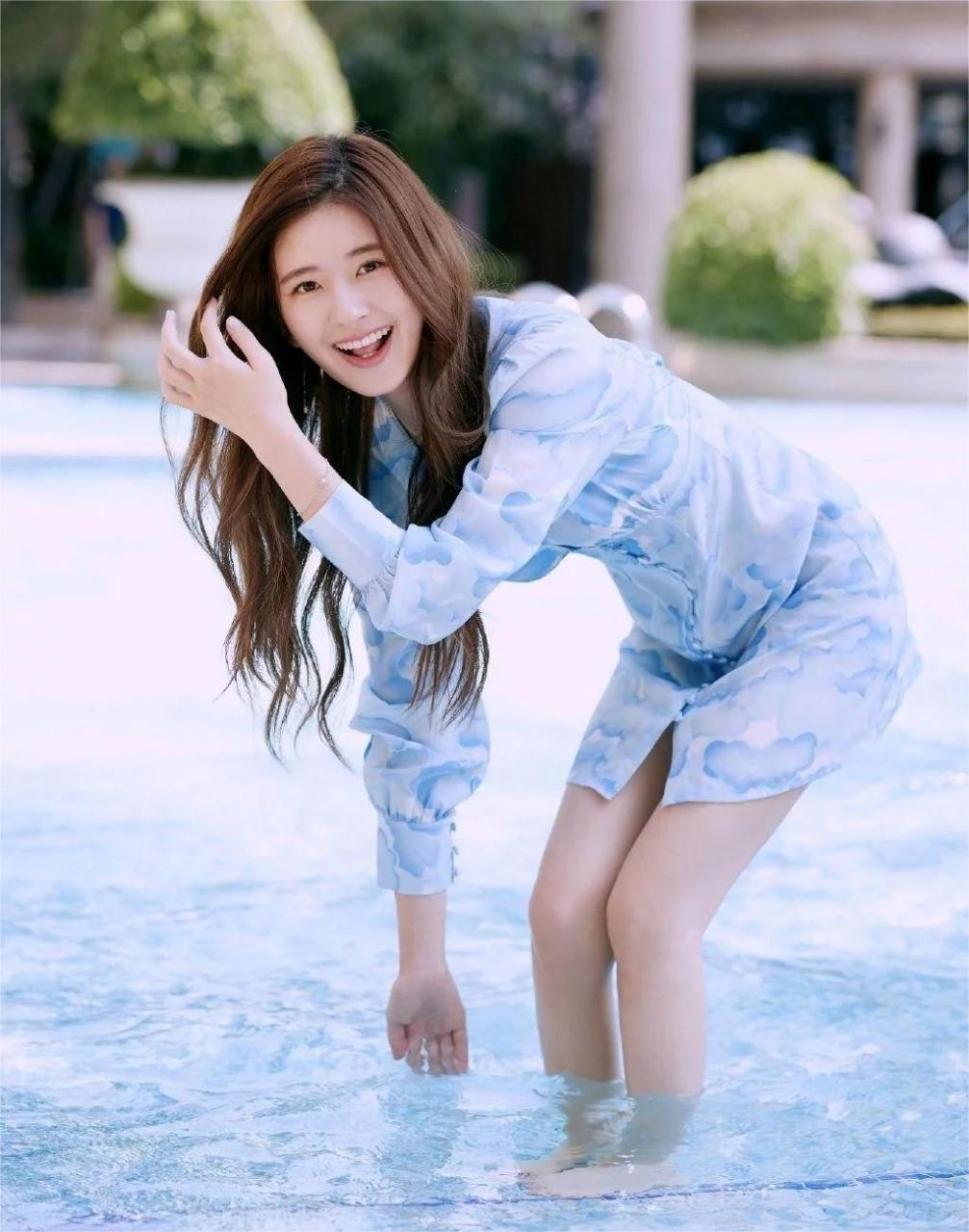 赵露思的玩水照也太美了吧,穿蓝色印花裙笑起来真甜,看着很心动