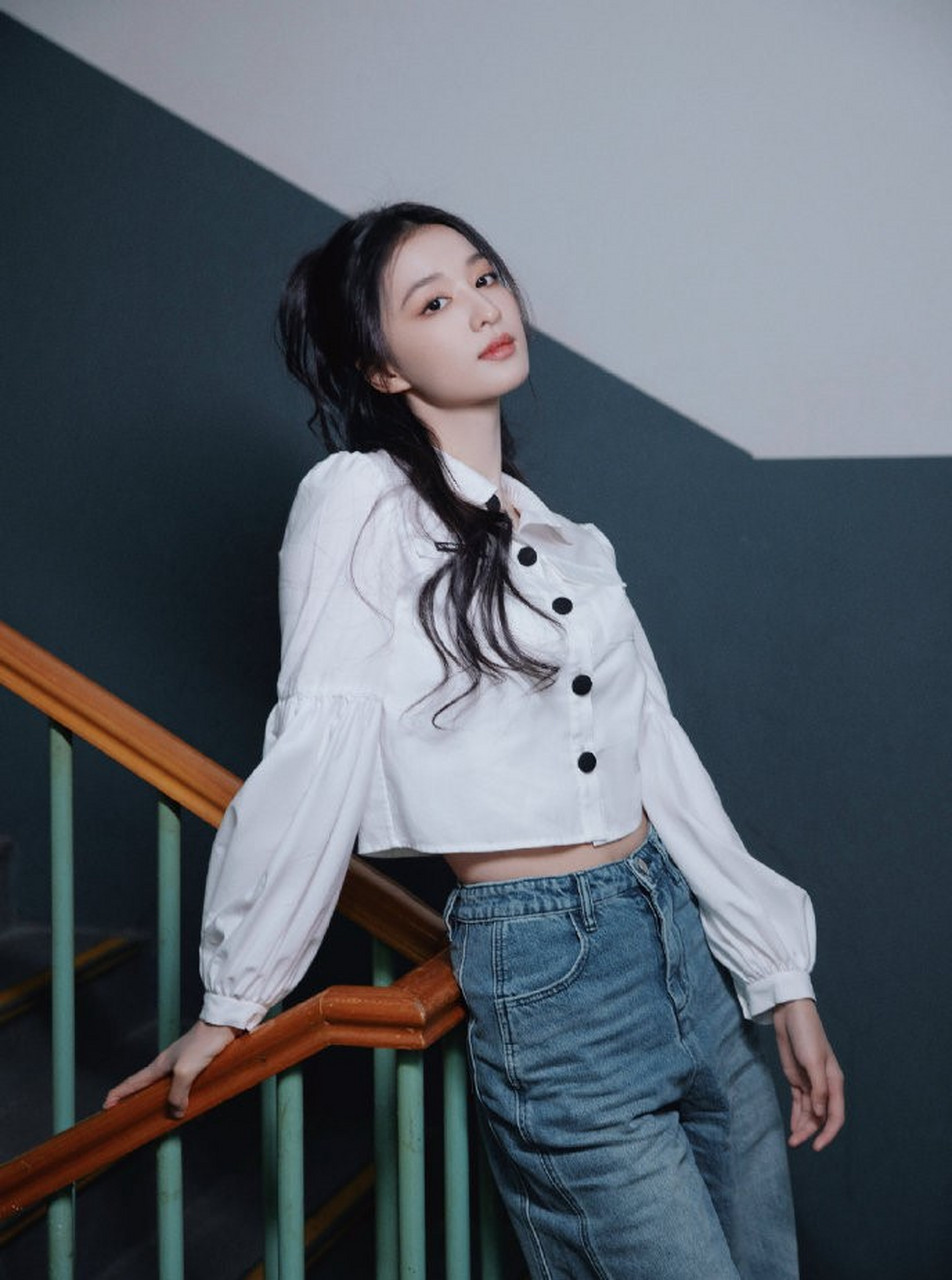 星闻#  王楚然白衣牛仔裤穿搭. 漂亮之余尽显自信.