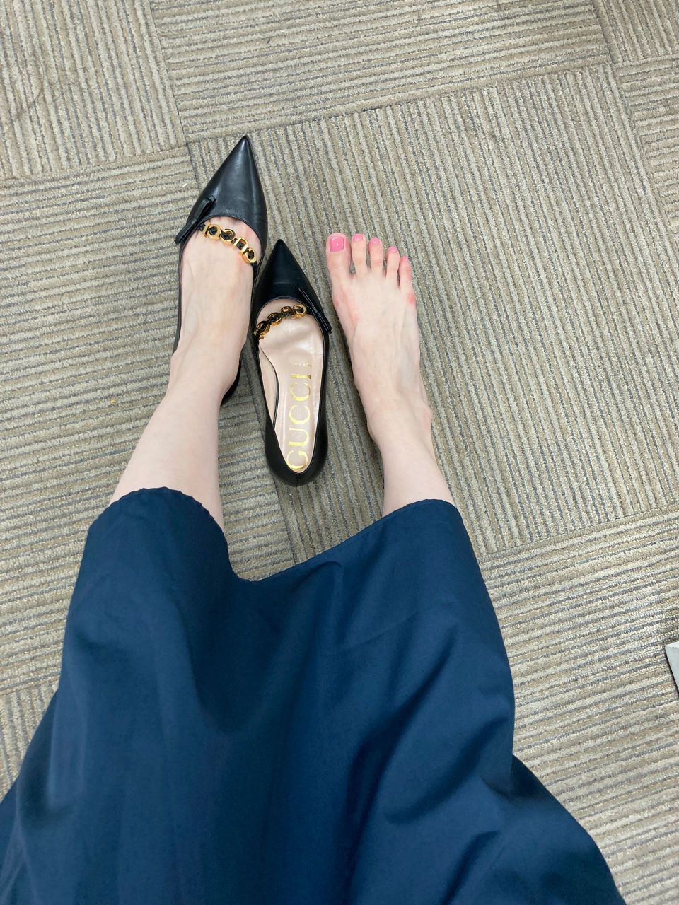 也不例外,会把双脚磨得通红,最舒服的办法,就是,光着脚[大哭] #高跟鞋
