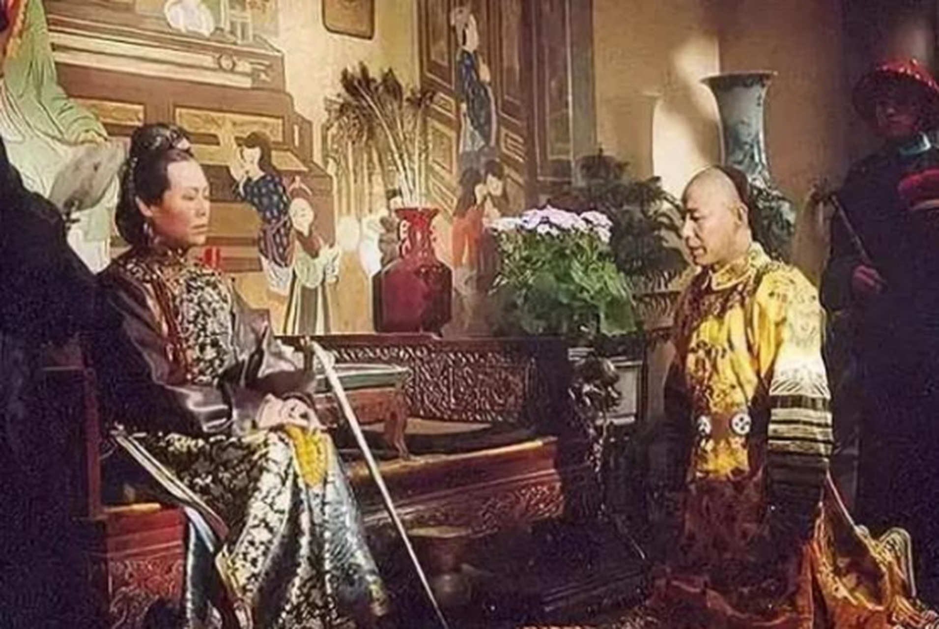 1687年,孝庄皇太后去世,康熙将她的灵柩被放在宫中37年不下葬,很多人