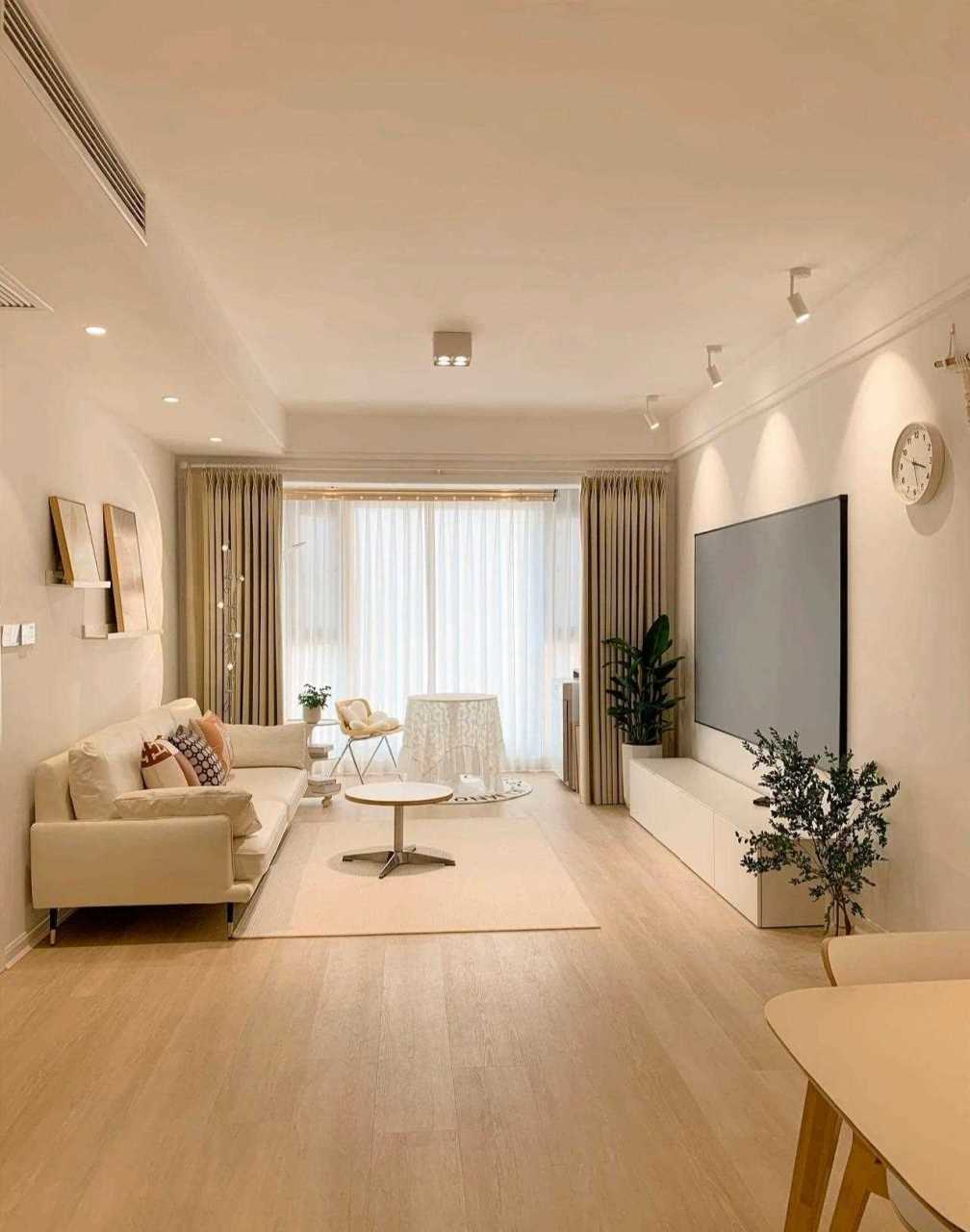 这一组简约风的客厅太好看了,客厅整体颜色以奶白色为主,搭配着暖色的