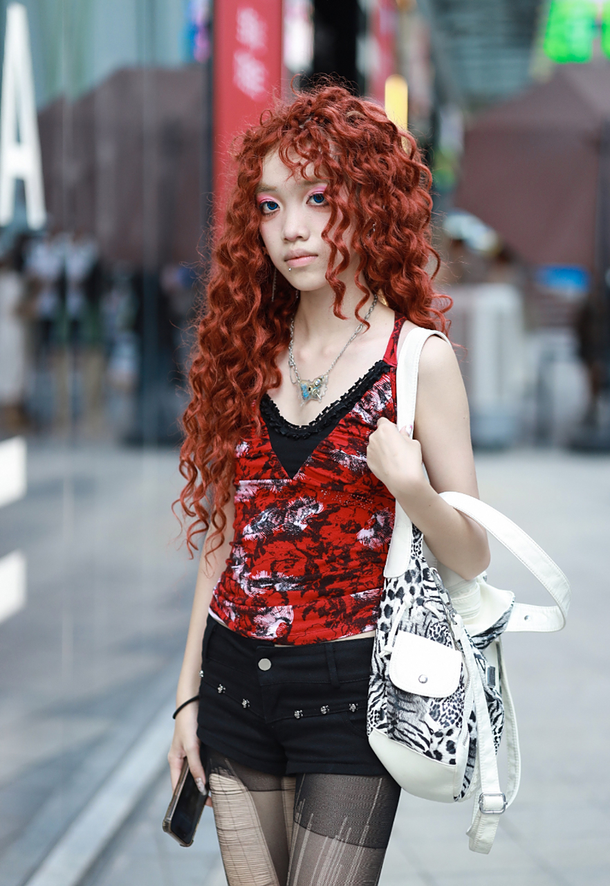 00后的穿搭,红色复古款吊带,搭配上拉丝的丝袜.#街拍