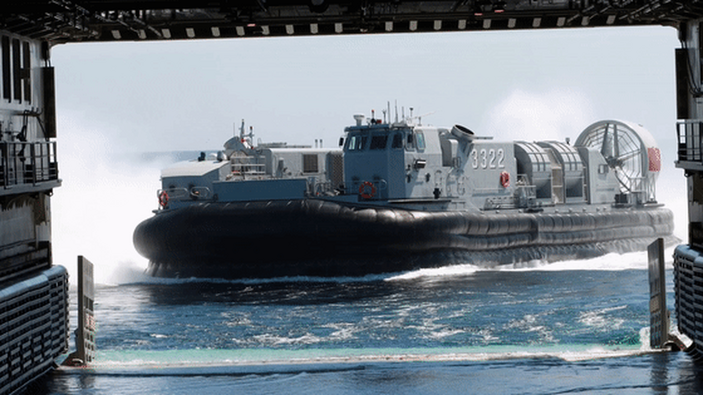 726a型两栖气垫船驶出两栖船坞登陆舰坞舱,726和726a是海军现役主力