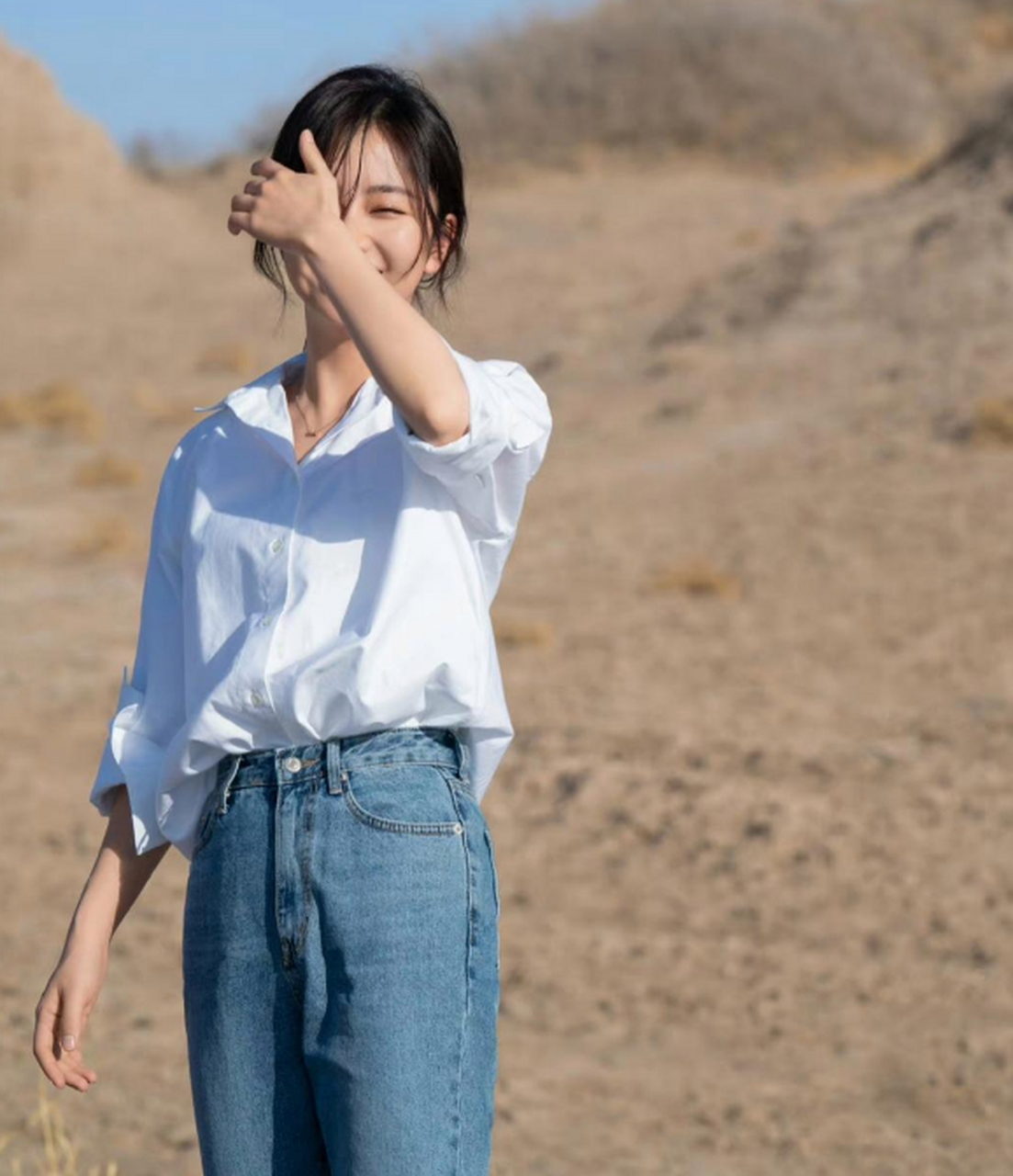谭松韵在公路上取景拍戏,白衬衫牛仔裤的打扮特别清新.