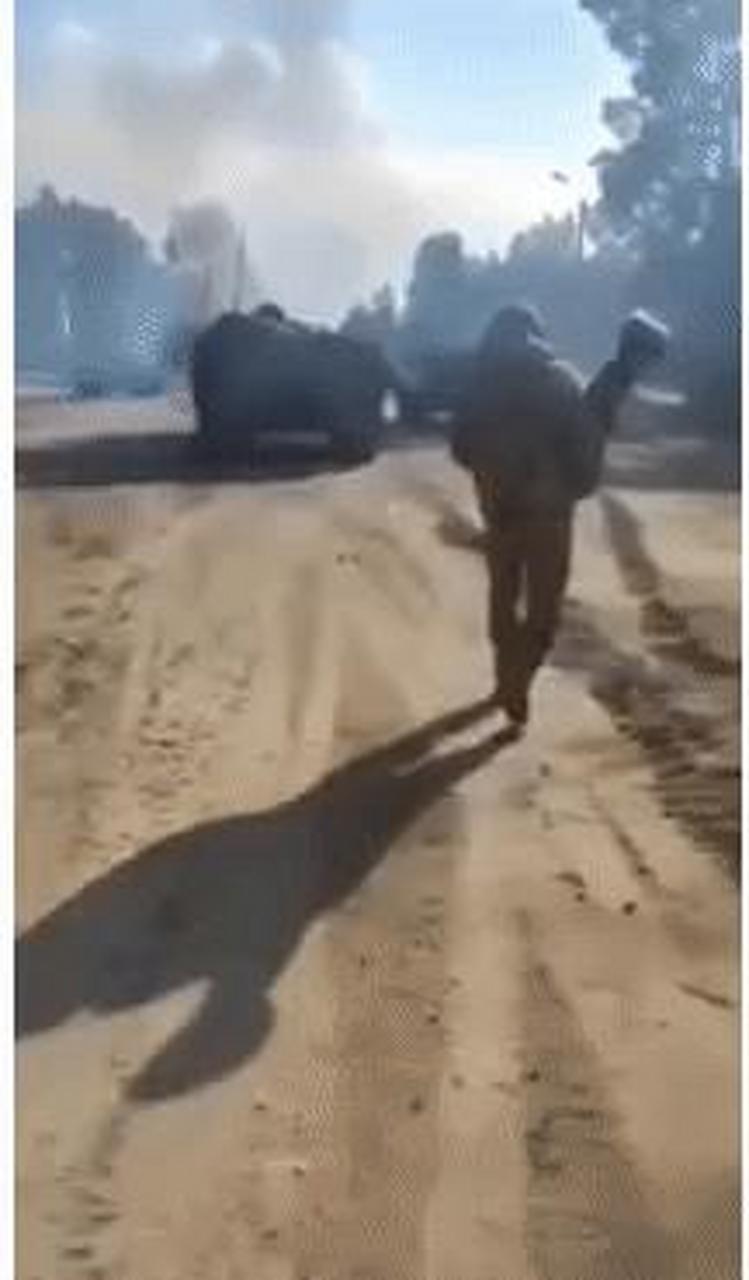 百家号星火计划# 乌军"标枪"小队队员抱着一枚标枪反坦克导弹,上前