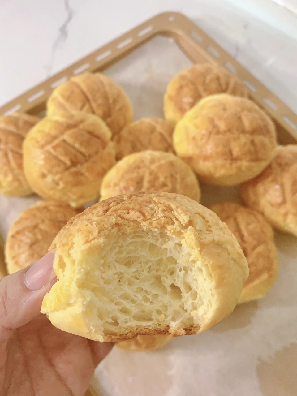 酥到掉渣的迷你菠萝包 小时候特别喜欢吃菠萝包,外皮酥酥甜甜,回味