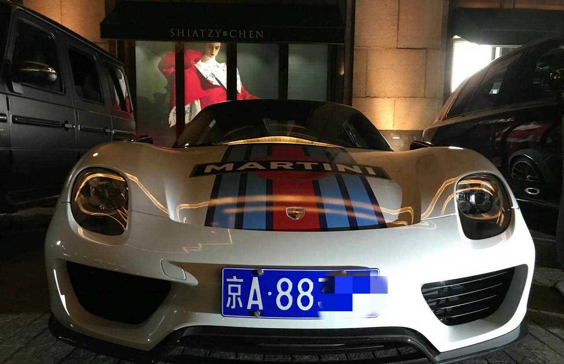 付嵩洋留在内地的两台超跑,总价超过6000万.