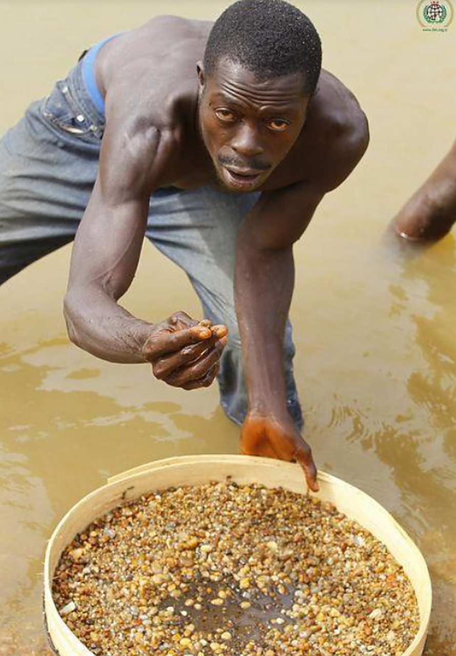 非洲淘金者,努力工作所得换来的只是一餐温饱