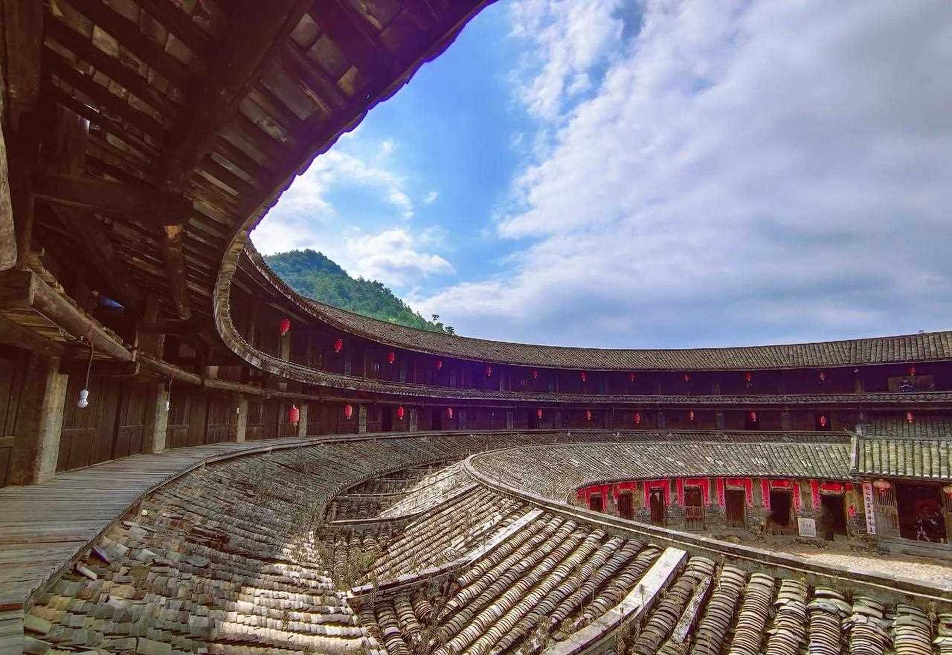 梅州打卡花萼楼 [打call] 看过大鱼海棠的肯定对围屋很熟悉,现实中