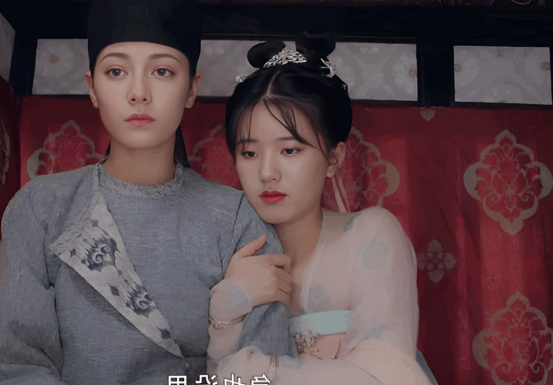 再看迪丽热巴和赵露思同框,一个像公主,一个像侍女.