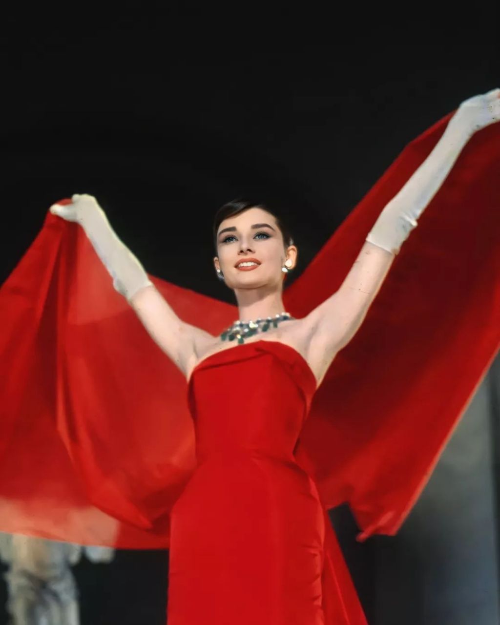 奥黛丽·赫本在1957年电影甜姐儿里的造型,礼服都是来自givenchy