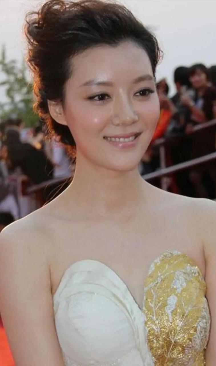 大美女车晓车站也算是星二代了,他母亲王丽云也是实力派演员,长的非常