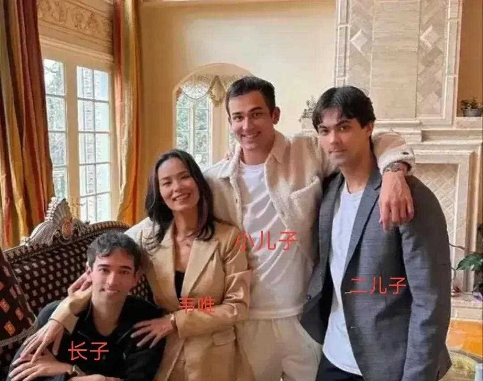 59岁歌手韦唯和三个帅气儿子同框太幸福,大儿子是北大学霸,二儿子是一