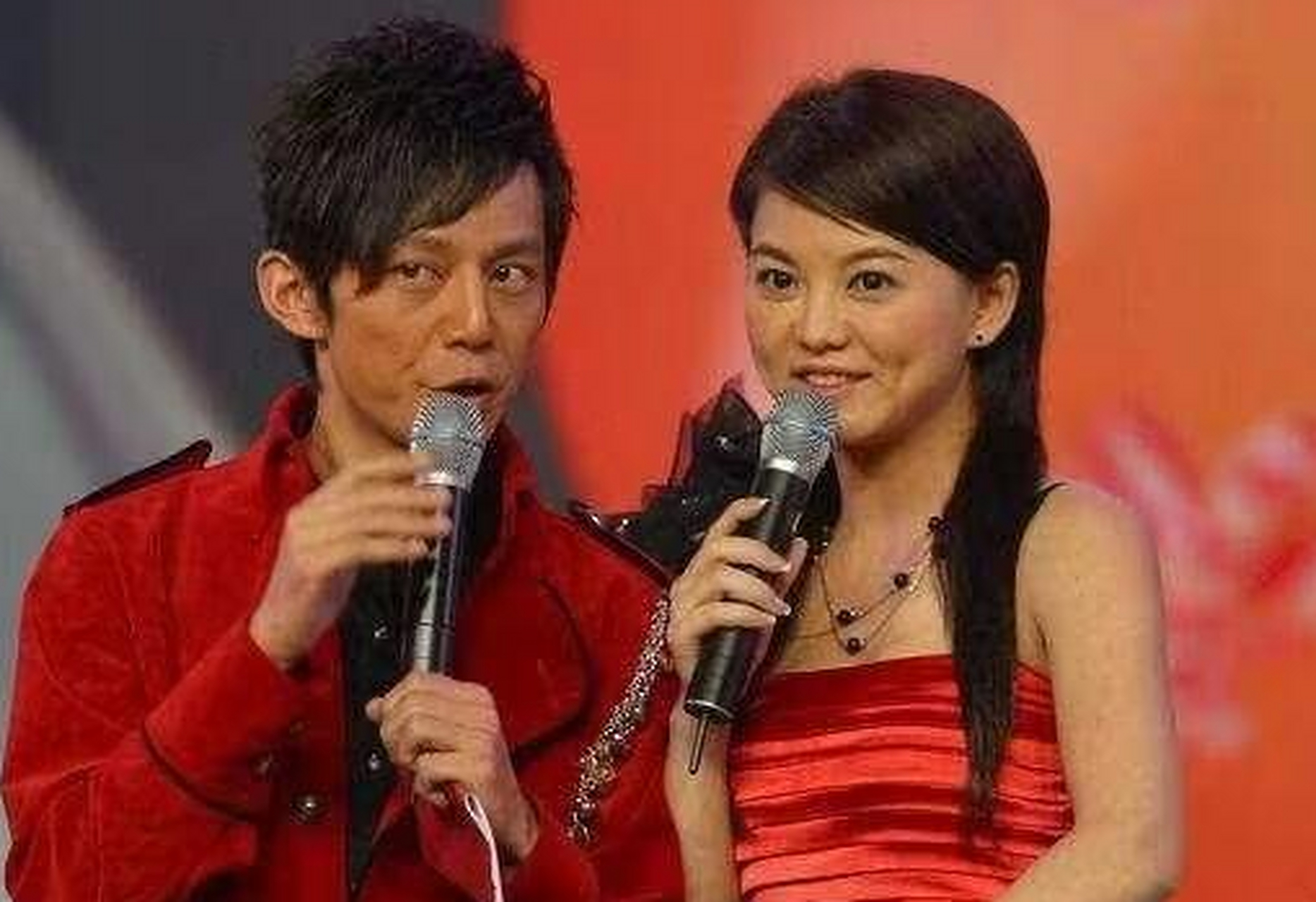 1998年,还是搭档的何炅和李湘共同主持着《快乐大本营》,那时候刚来
