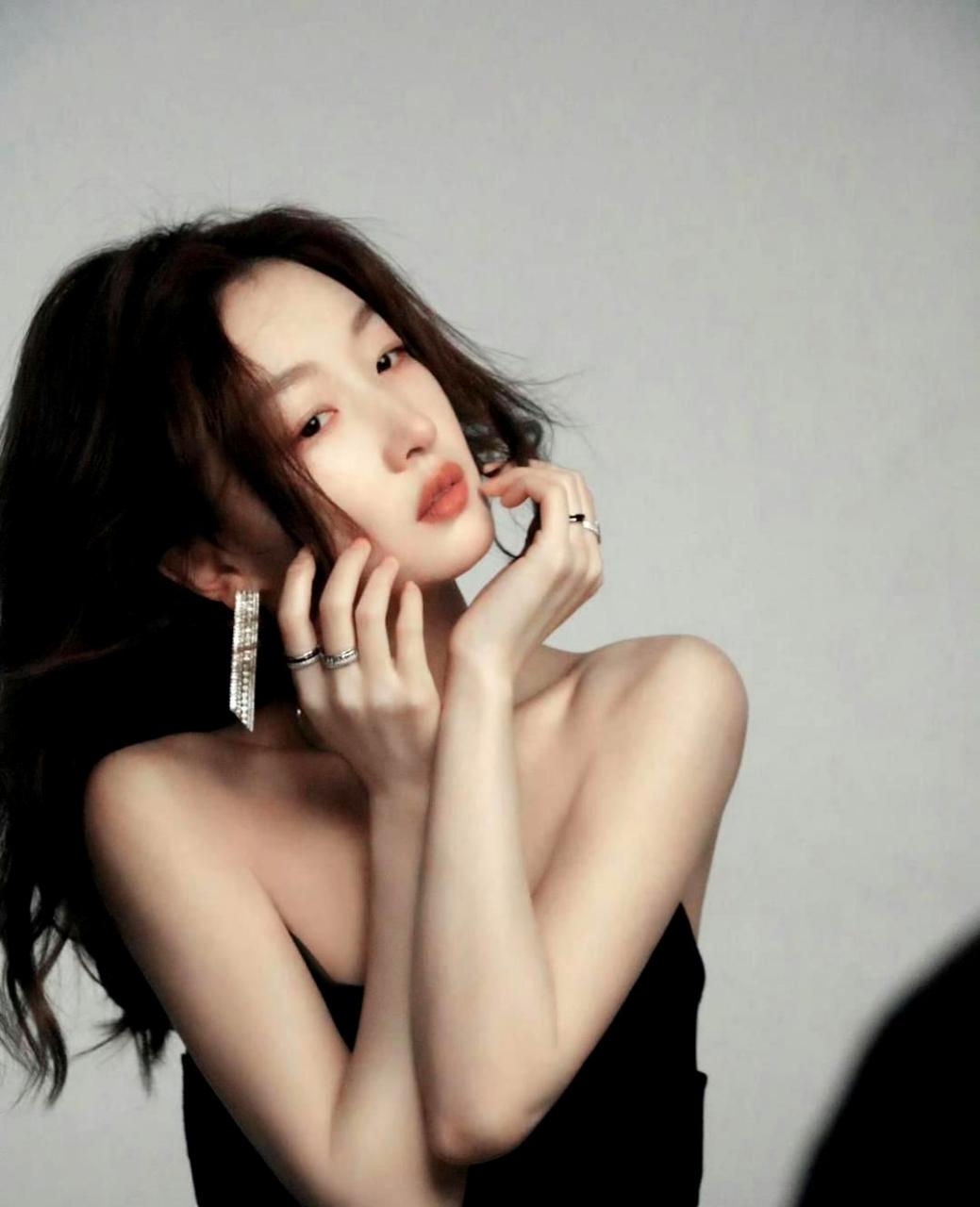 周冬雨是一位耐看的女孩,她笑起来嘴唇非常迷人.