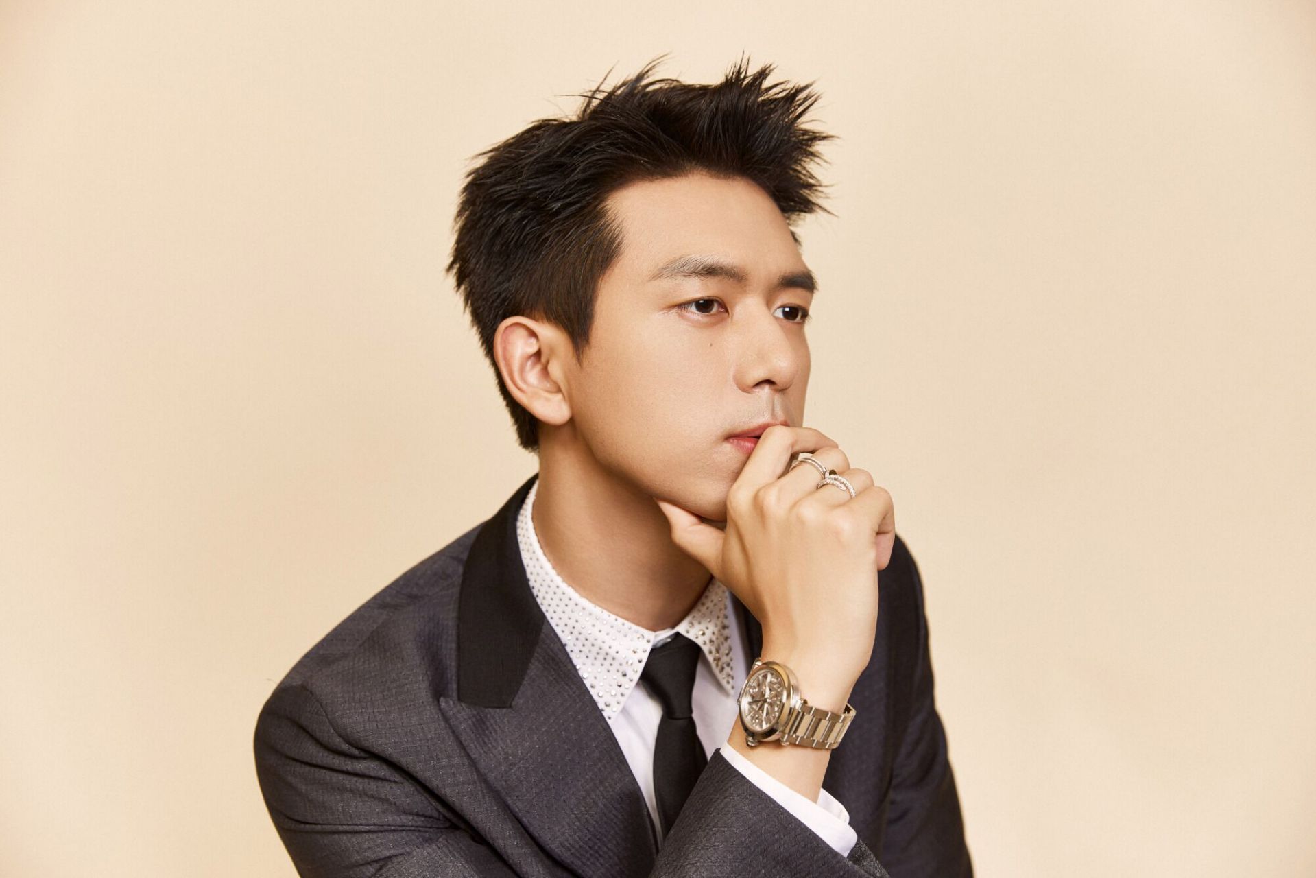 prada代言人李现#  4月7日,凭借电视剧《亲爱的热爱的》一炮而红的