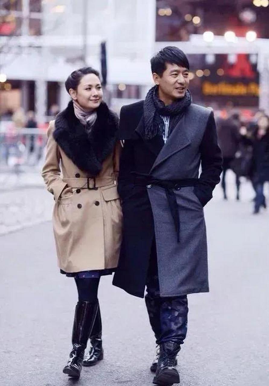 百家号星火计划# 郭晓冬与妻子程莉莎一组逛街美照,网友直呼俩人逃行