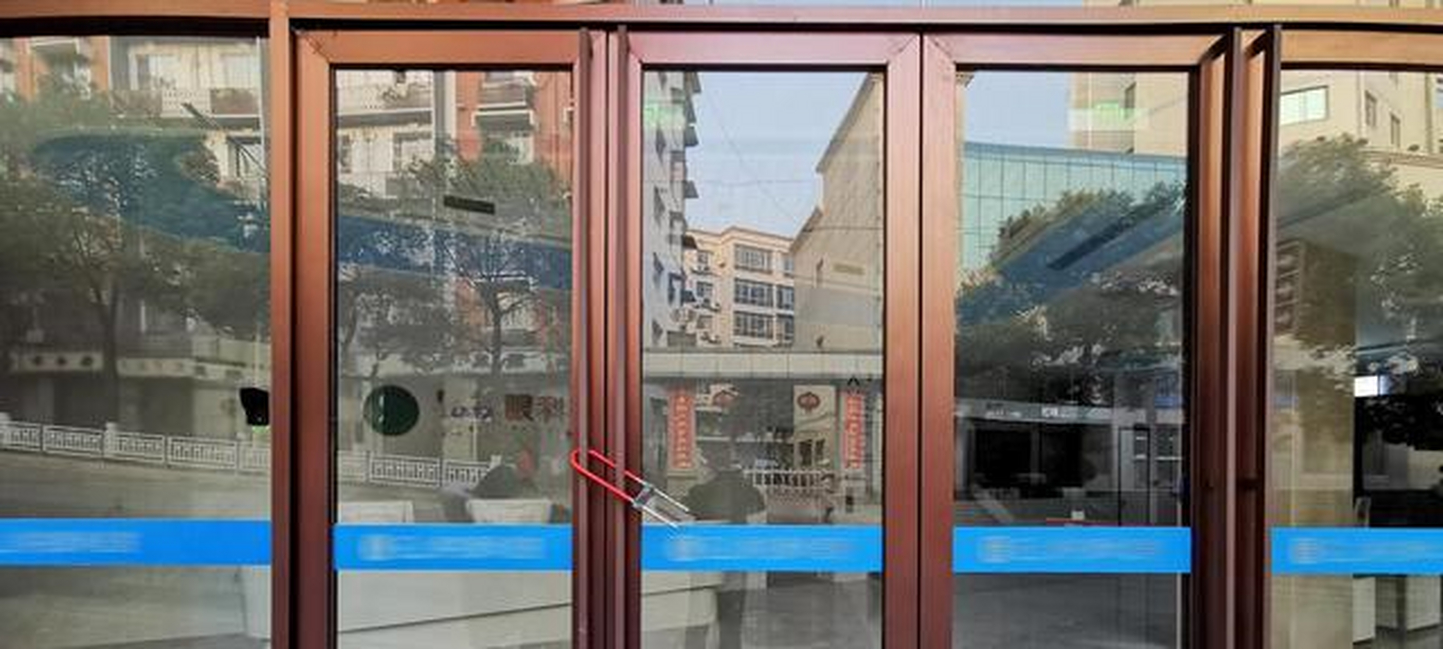 比如,容易变形的塑钢门窗,就是它的一大短板.