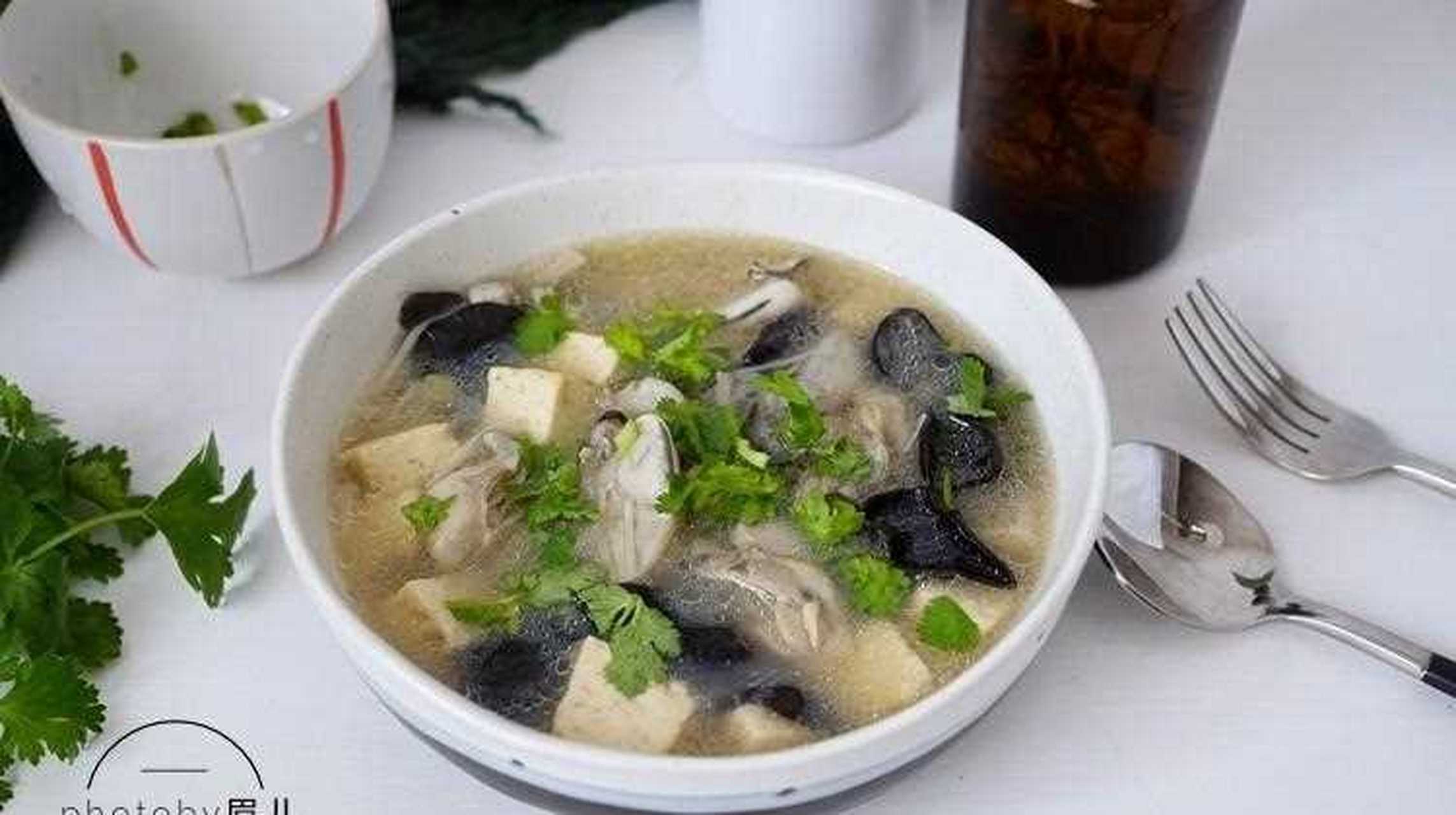 天冷了,晚餐来一碗海蛎子豆腐汤吧,份的海蛎子又鲜又嫩,和豆腐搭配