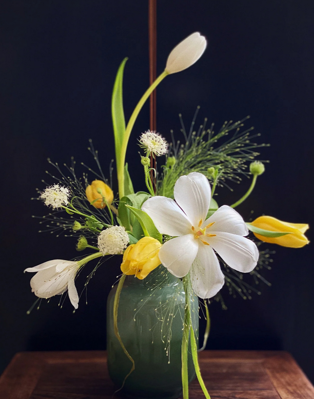 六枝郁金香,三枝喷泉草和一枝翠珠,这些看似平凡的花草,在巧妙的组合