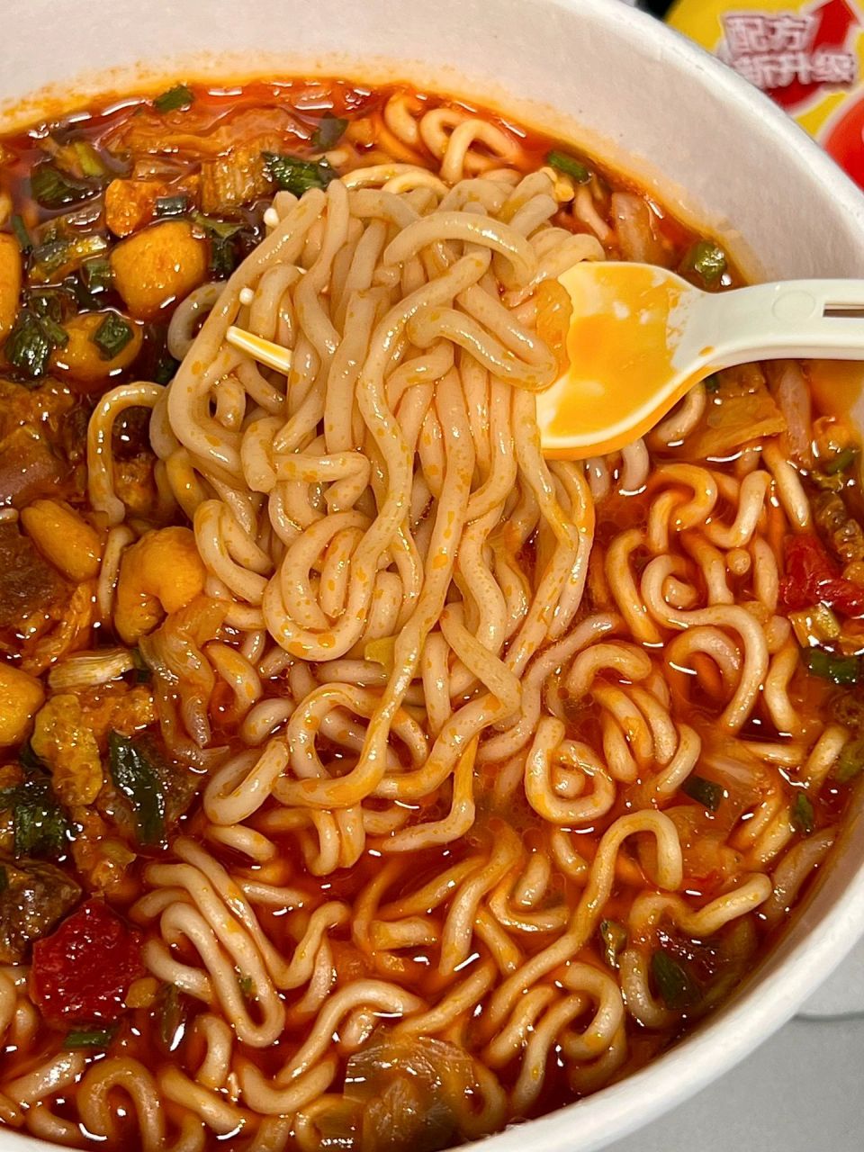 这个97番茄方便面的番茄尊的巨巨巨浓! 汤汁酸酸甜甜的,非常开胃!