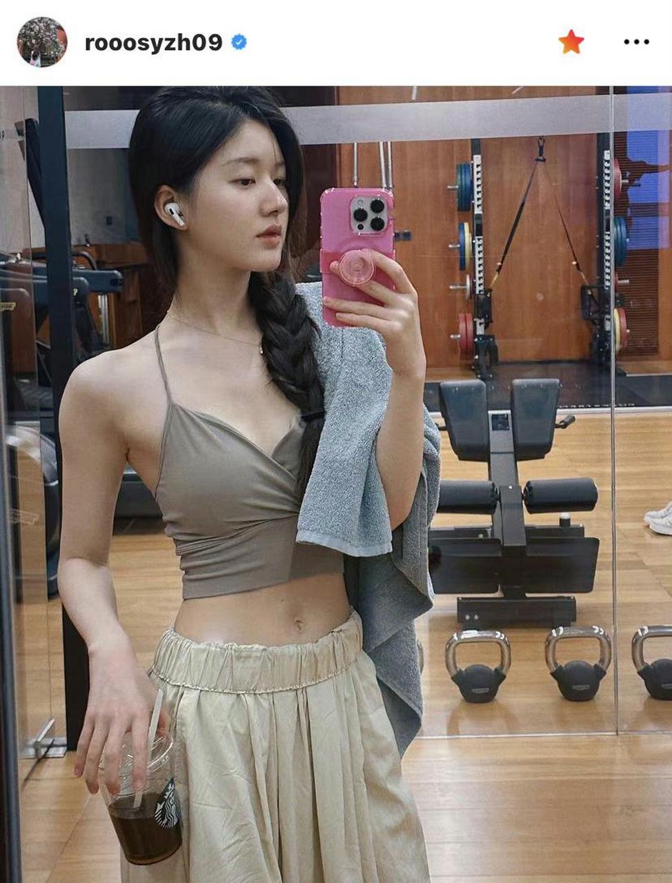 赵露思最新对镜自拍,这身材什么水平[哆啦a梦害怕]