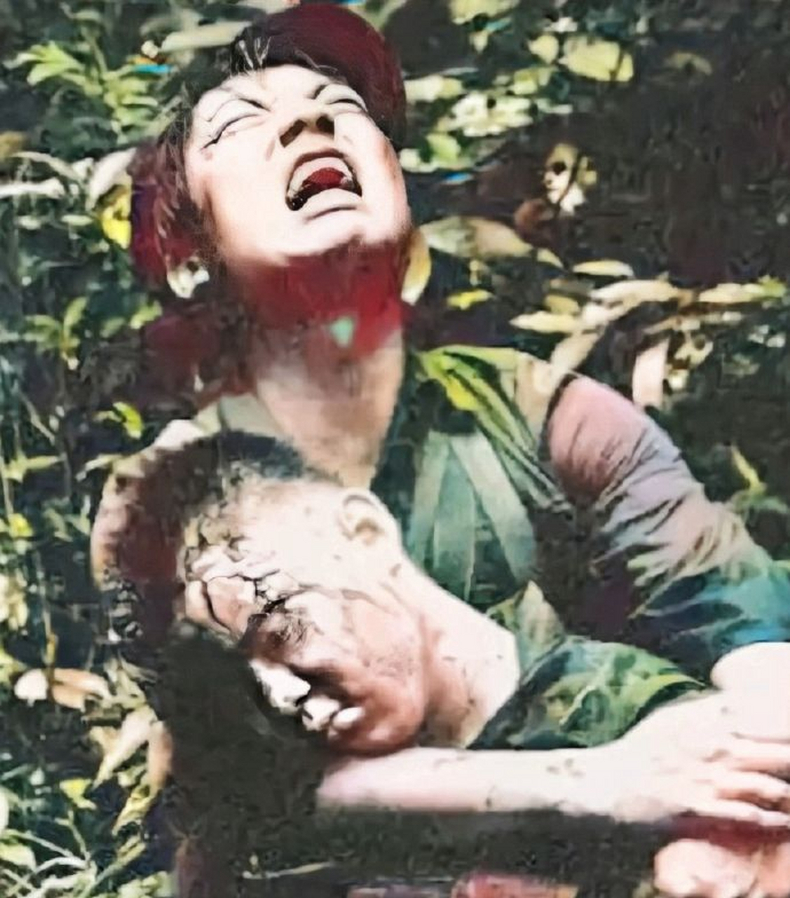 1987年老山前线,一位战友怀里搂着一位牺牲的战士,看着让人泪目