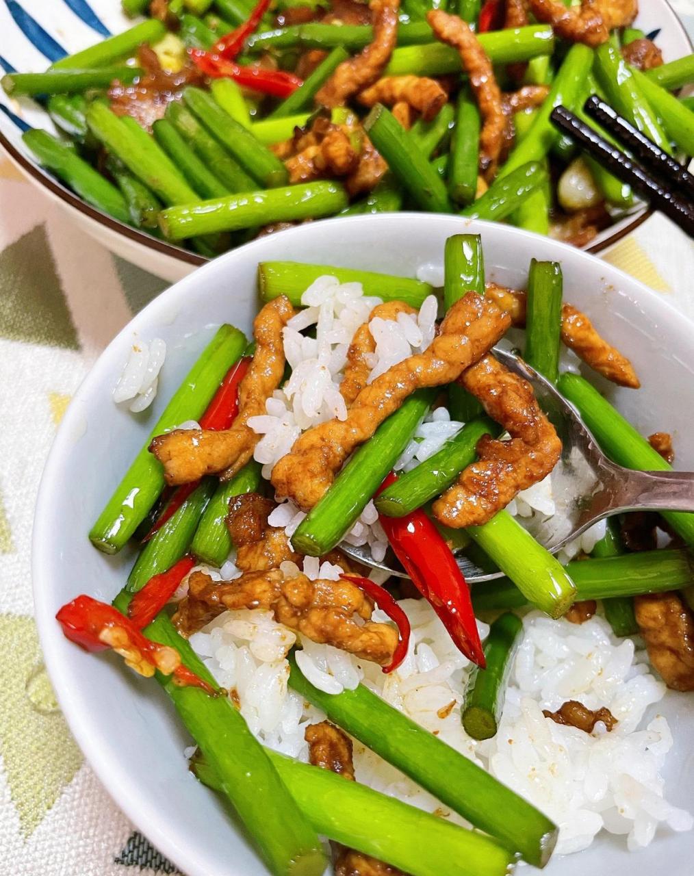 和米饭永远的神仙搭配～ 今天分享一道好吃到舔盘的蒜苔炒肉～[偷笑]