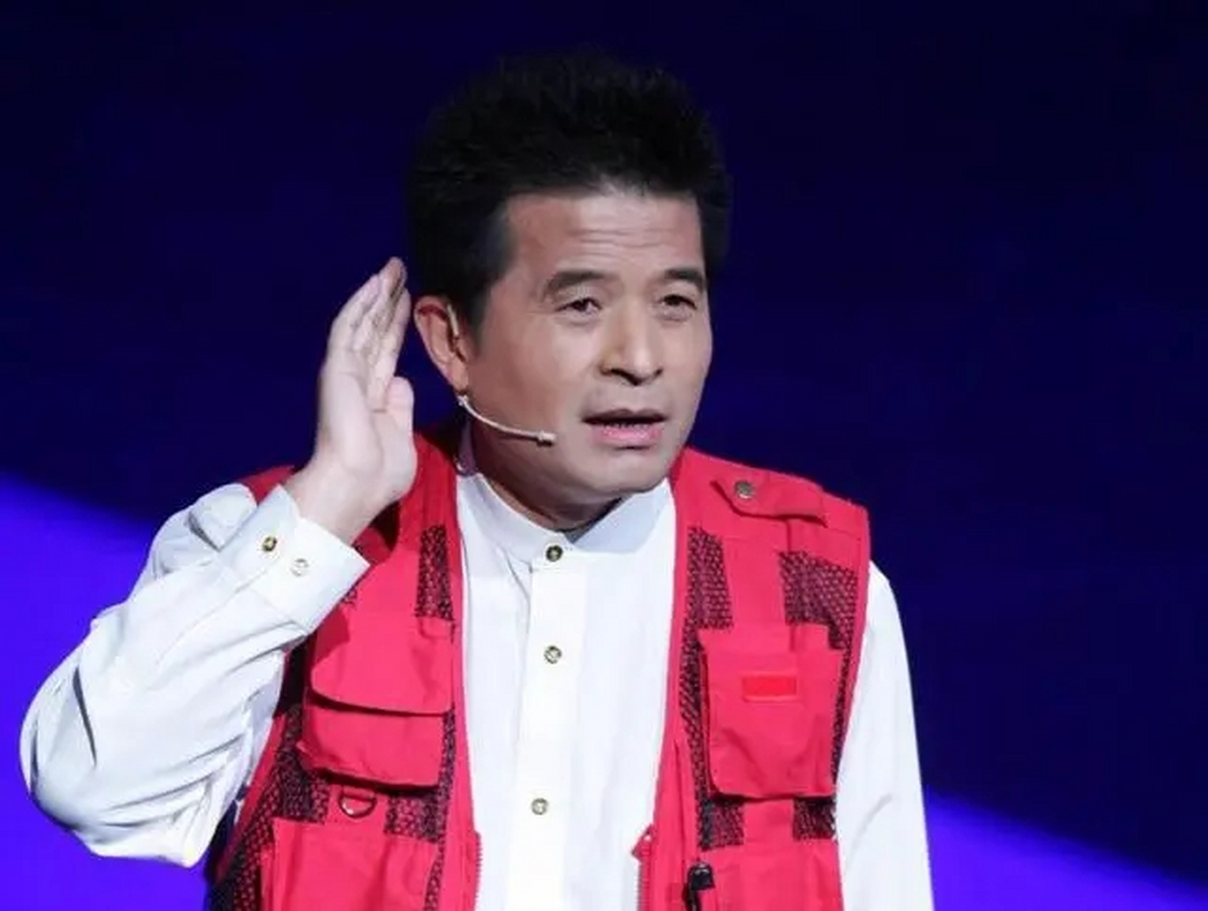 毕福剑曾经是中央电视台主持《星光大道》的一位综艺主持人,非常和蔼