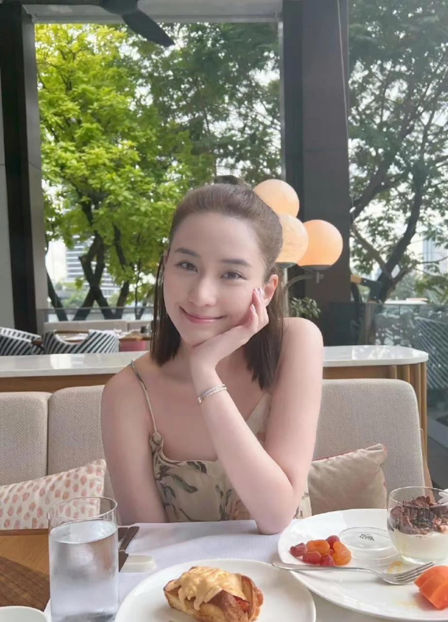 浅笑的样子还有几分文静的气息,窦骁在她对面拍照,何超莲看着她,眼神