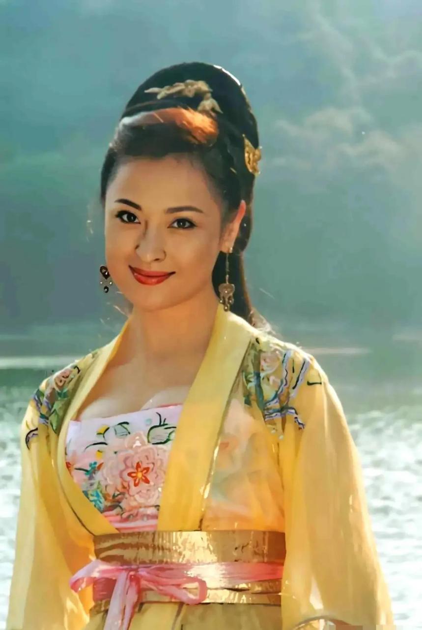 gif创作人# 王璐瑶在《天龙八部》中的惊艳扮相,只是因为在人群中