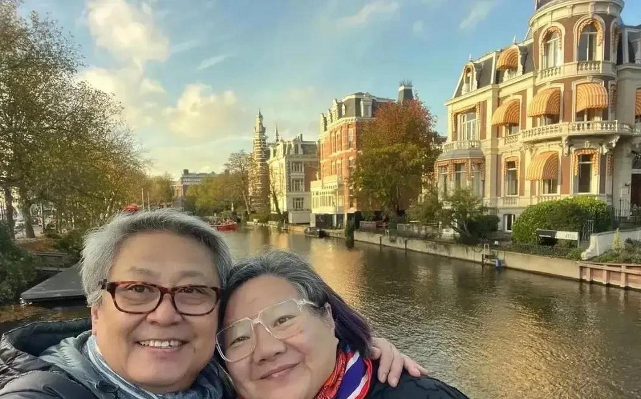 杨小平是洪晃的第四任丈夫,俩人已经结婚20多年了,一直恩爱如初.