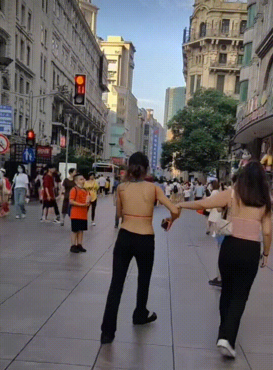 上海南京东路步行街,惊现暴露狂女子逛街,裸露个大后背,布料太少胸部