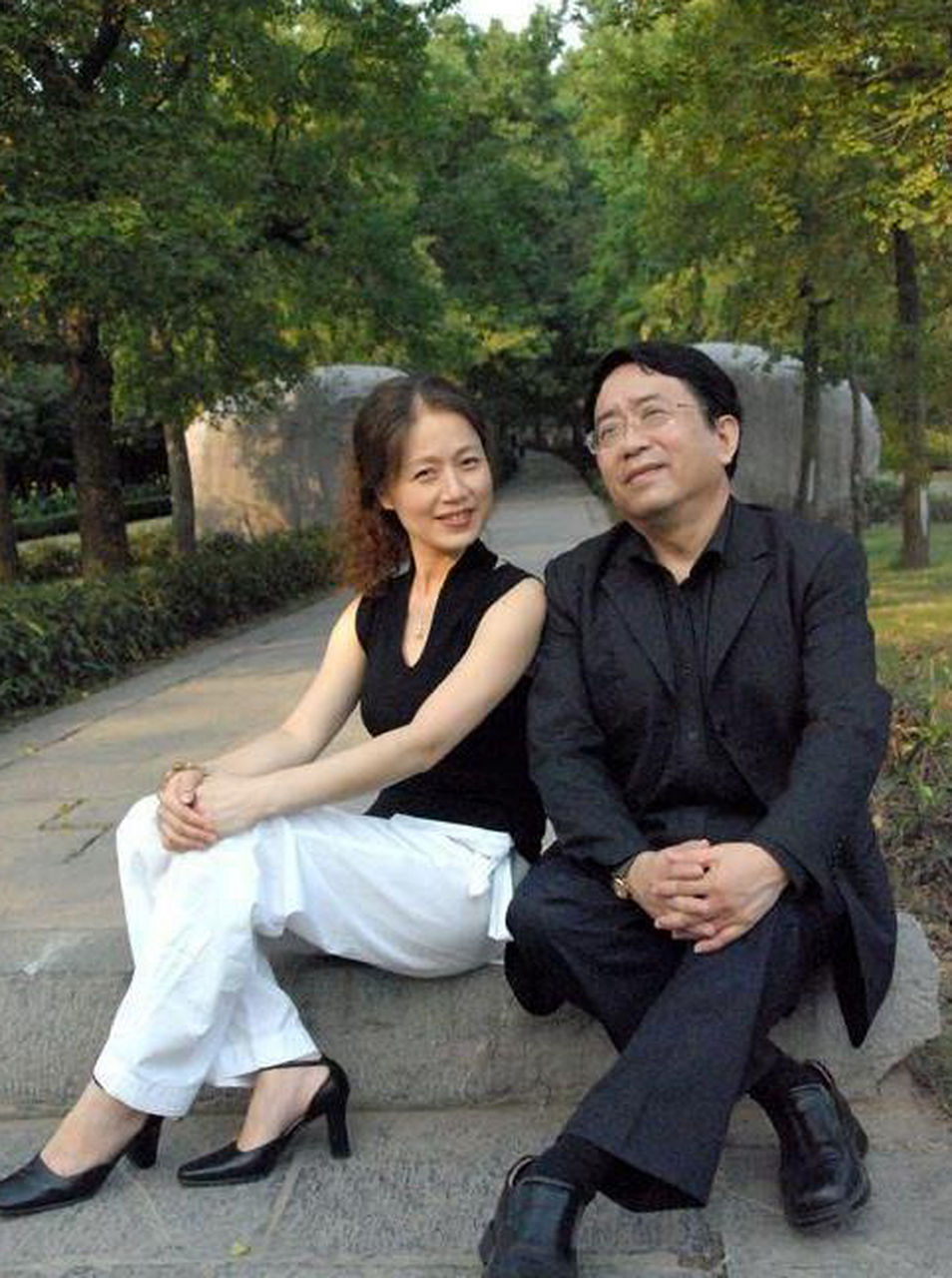 1992年,余秋雨准备与小他16岁的马兰结婚,但他在婚前突然提出要求