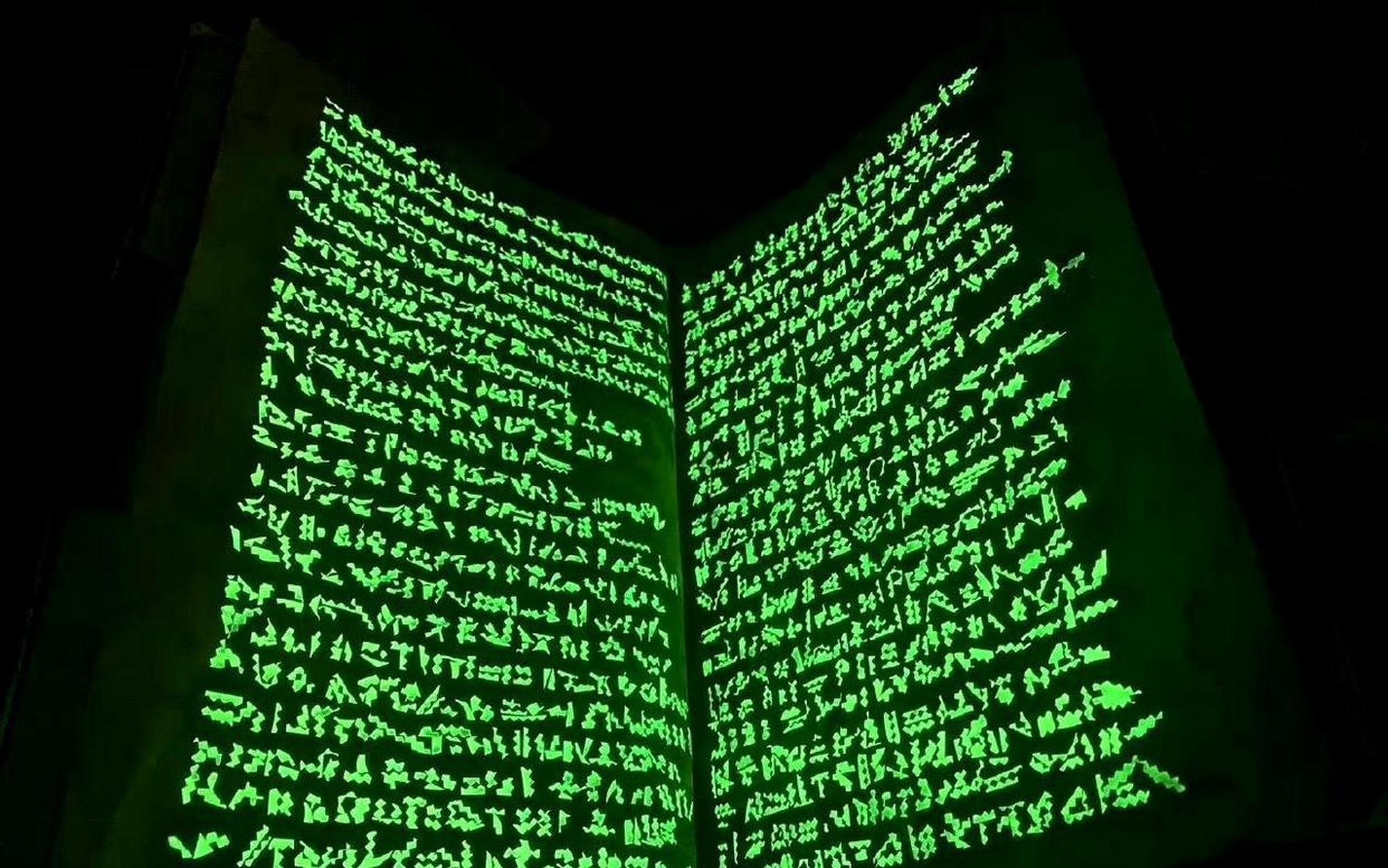 网友:用夜光胶带制作的魔法书,晚上的效果相当魔幻.