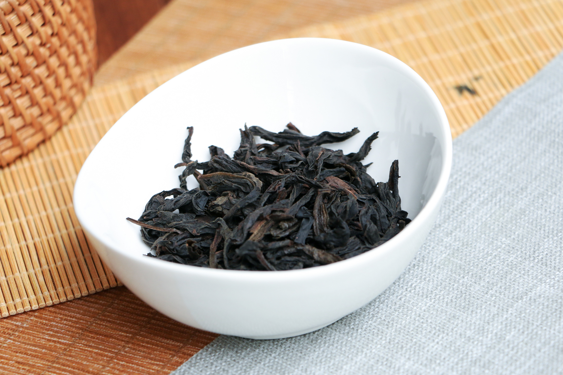 闽北水仙条索壮结,色泽油润,被称为"鳝皮黄".