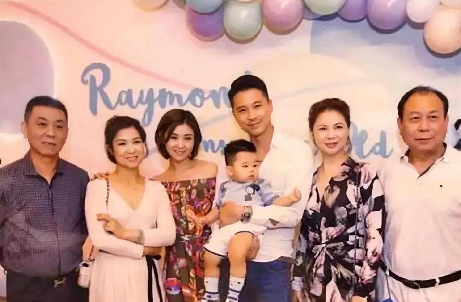 你看演员王雷和李小萌的妈妈颜值多高.遗传基因真的强大.