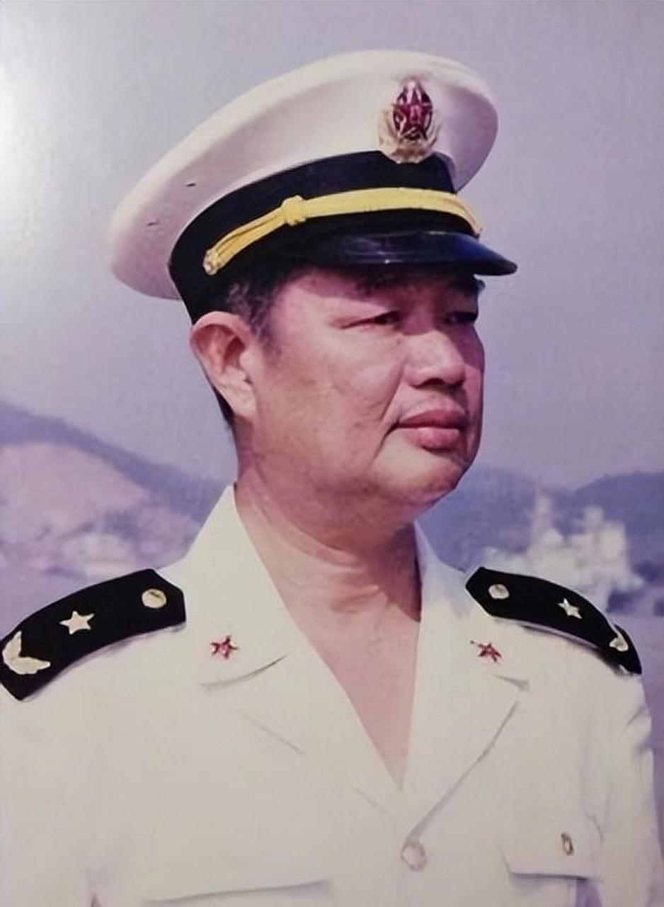 "  麻烦各位看官右上角点击一下"关注",既方便您