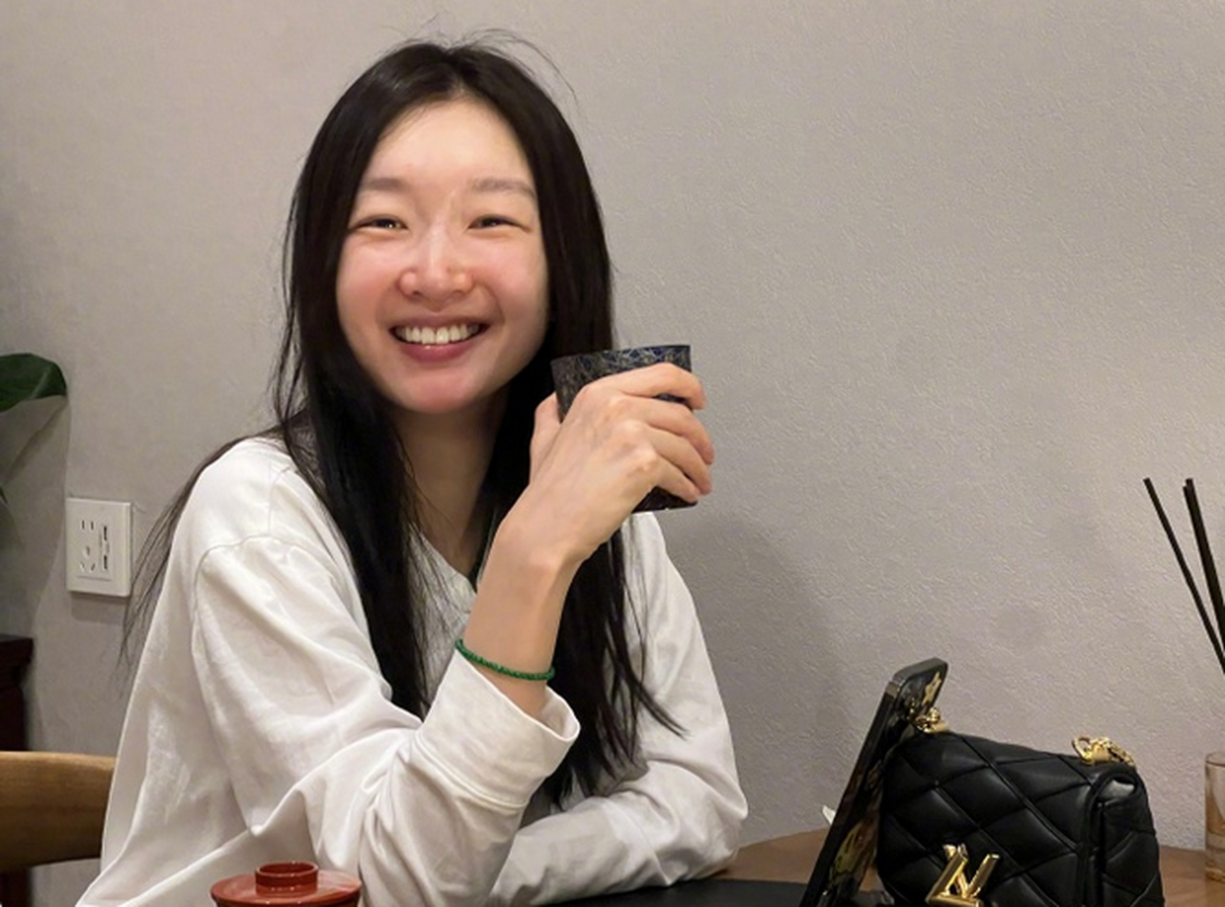 周冬雨近照,竟然有人说看起来像怀孕了!